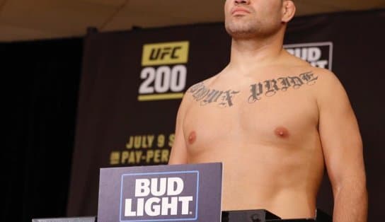 Imagem de Ex-campeão do UFC é detido por tentativa de homicídio nos Estados Unidos