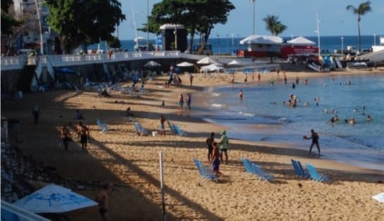 Imagem de Homem sai da água, desmaia e morre na areia da praia do Porto da Barra