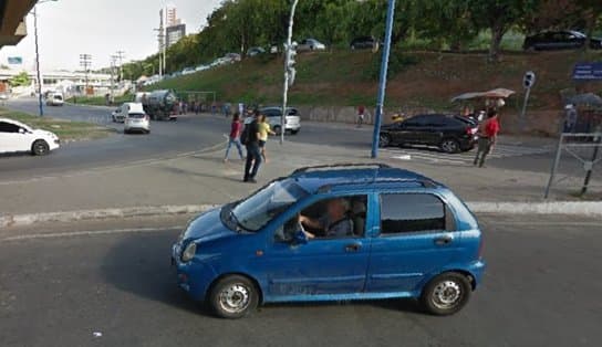 Imagem de Influenciadora tem carro cercado por cinco homens e é perseguida durante tentativa de assalto em Salvador