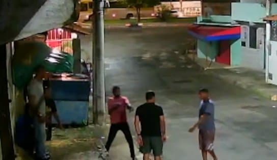 Imagem de Bandidos assaltam moradores na porta de casa no Subúrbio de Salvador; assista 