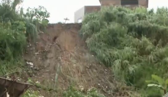 Imagem de Na comunidade que leva Deus no nome, quatro sobrevivem após desabamento em Salvador; "me sinto abandonada"