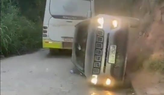 Imagem de Com carro alugado, turma "mete veículo" em muro e sai dando risada na Bahia; vídeo viralizou 