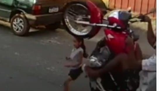 Imagem de Imagem forte! Menina de 5 anos é atropelada por jovem que empinava moto e câmera flagra detalhes do acidente