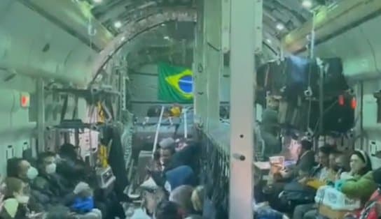 Imagem de Sã e Salvo: avião da FAB com brasileiros que estavam na Ucrânia chega em Recife