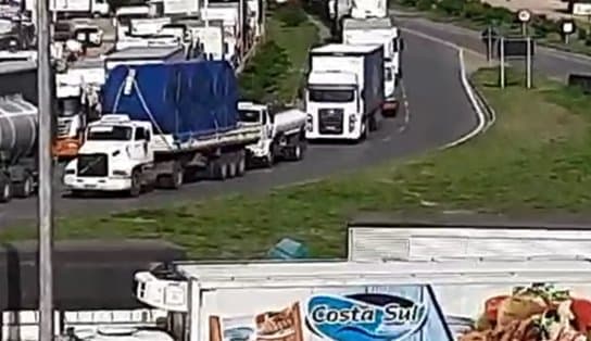 Imagem de Vídeo: Caminhoneiros fazem protesto contra aumento de gasolina em Feira de Santana; ações similares acontecem em Salvador