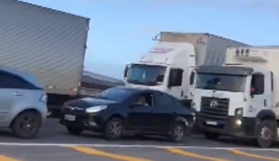 Imagem de Protesto na BR-324 em trecho de Amélia Rodrigues causa congestionamento quilométrico no sentido Salvador