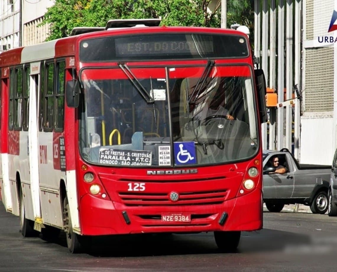 Ônibus da BTM amanhecem parados e deixam 'a pé' passageiros em Lauro de Freitas; estariam sem combustível