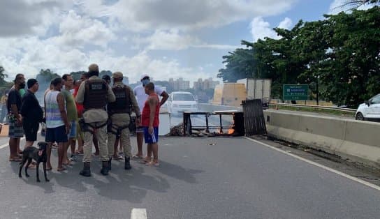 Imagem de Moradores do Jardim das Margaridas sofrem com ruas alagadas por causa da chuva e fazem protesto na CIA/Aeroporto; assista