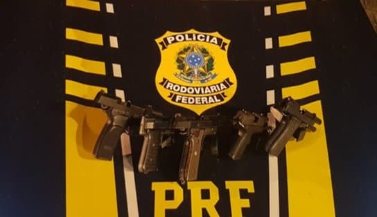 Imagem de Carro espião? Armas e munições são encontradas em compartimento secreto no painel do veículo; botão de acionamento ficava escondido perto da embreagem