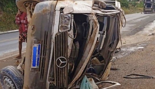 Imagem de Impressionante! Carreta em alta velocidade atinge fundo de van e retira veículo da pista na Bahia; assista