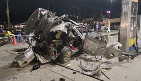 Imagem de Durante abastecimento, cilindro de gás explode e destrói o carro completamente; veja vídeo