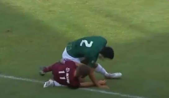 Imagem de Jogador de futebol leva bolada, vai a nocaute, quebra perna de rival e é expulso; assista