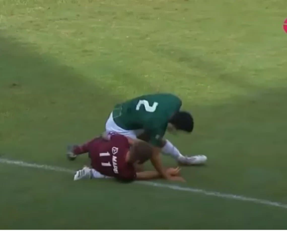 Jogador de futebol leva bolada, vai a nocaute, quebra perna de rival e é expulso; assista