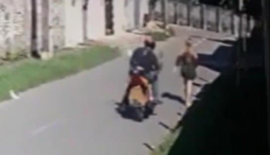 Imagem de Motociclista é flagrado em ato de importunação sexual contra uma mulher; veja vídeo 