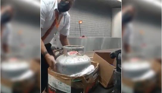 Imagem de VÍDEO: Mulher tenta despachar botijão de gás em um avião; situação viralizou nas redes sociais