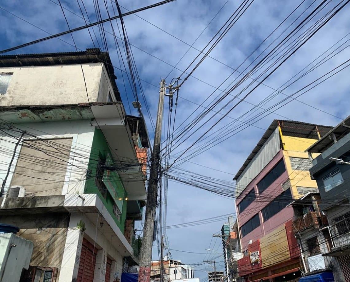 Chamas na fiação da rede elétrica assustam moradores e prejudicam comércio no Engenho Velho da Federação