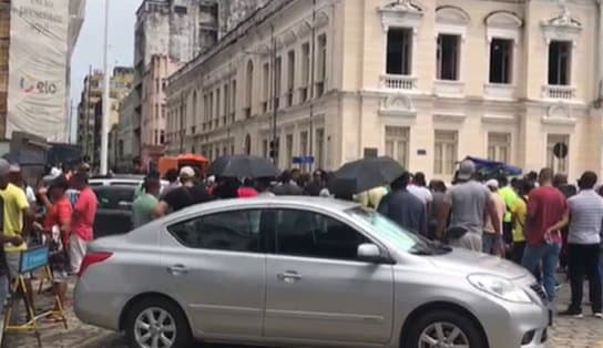 Imagem de Agentes da Guarda Civil Municipal de Salvador fazem um protesto em frente à sede da prefeitura; assista