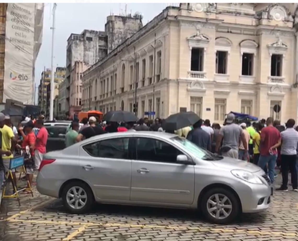 Agentes da Guarda Civil Municipal de Salvador fazem um protesto em frente à sede da prefeitura; assista