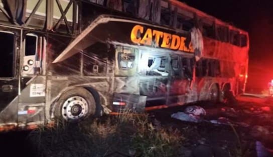 Imagem de Pelo menos quatro pessoas morrem após ônibus tombar na BR-020, no Oeste da Bahia