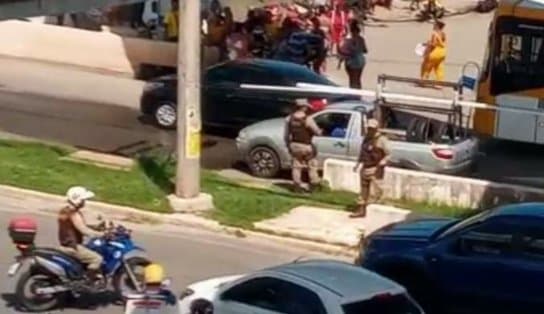 Imagem de Manifestantes bloqueiam Avenida Paralela e pedem vaga para criança em unidade de saúde; veja vídeo