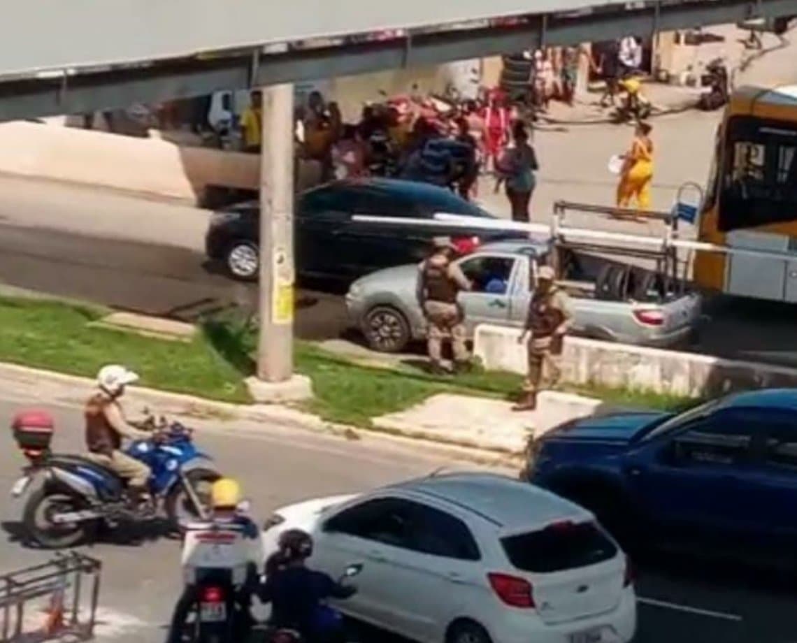 Manifestantes bloqueiam Avenida Paralela e pedem vaga para criança em unidade de saúde; veja vídeo