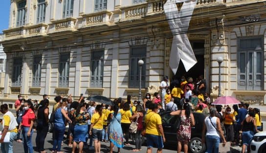 Imagem de VIDEO: Professores invadem prefeitura de Feira de Santana e são retirados com extintores de incêndio