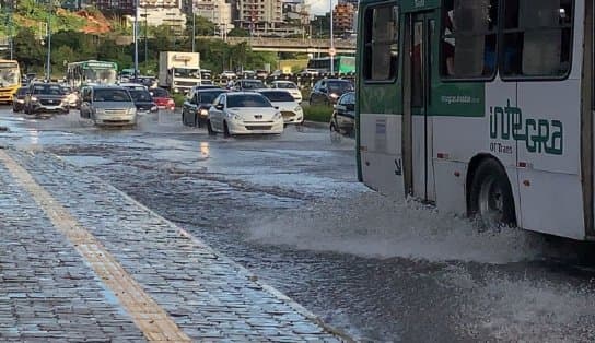 Imagem de Vazamento de água deixa Avenida ACM inundada e oferece risco ao trânsito de veículos nesta sexta-feira