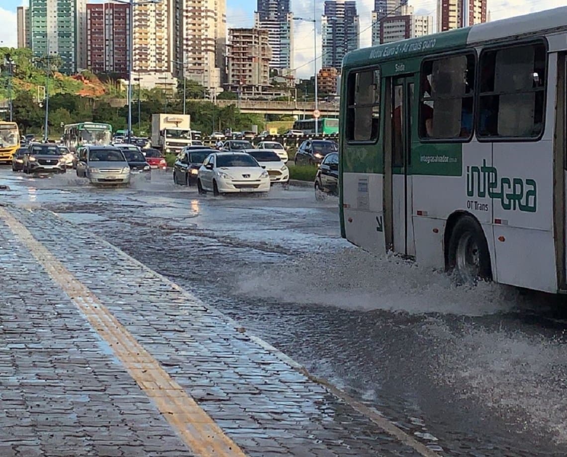 Vazamento de água deixa Avenida ACM inundada e oferece risco ao trânsito de veículos nesta sexta-feira