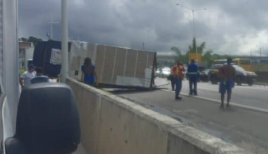 Imagem de Caminhão tomba, atinge outros carros e congestiona trânsito na BR-324, em trecho de Salvador 