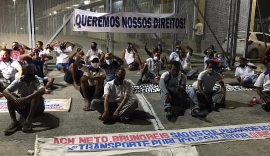 Imagem de Ex-funcionários da CSN fazem manifestação em frente à Estação Acesso Norte