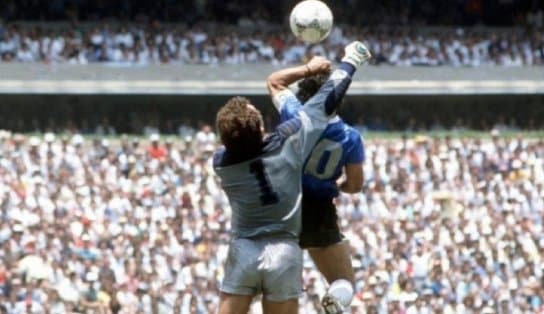 Imagem de "A mão de Deus": camisa de Maradona no gol contra a Inglaterra será leiloada por, no mínimo, R$ 24,5 milhões