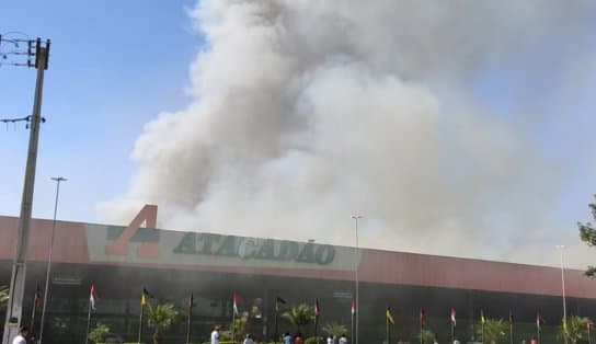 Imagem de Mais de 24 horas: bombeiros seguem atuando para conter pontos de fogo em supermercado de Vitória da Conquista