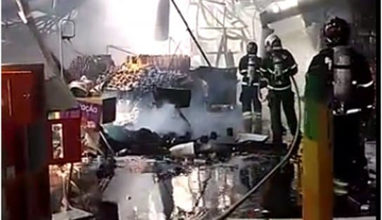 Imagem de 3º dia: Bombeiros seguem no combate às chamas em supermercado atacadista no sudoeste da Bahia; assista 