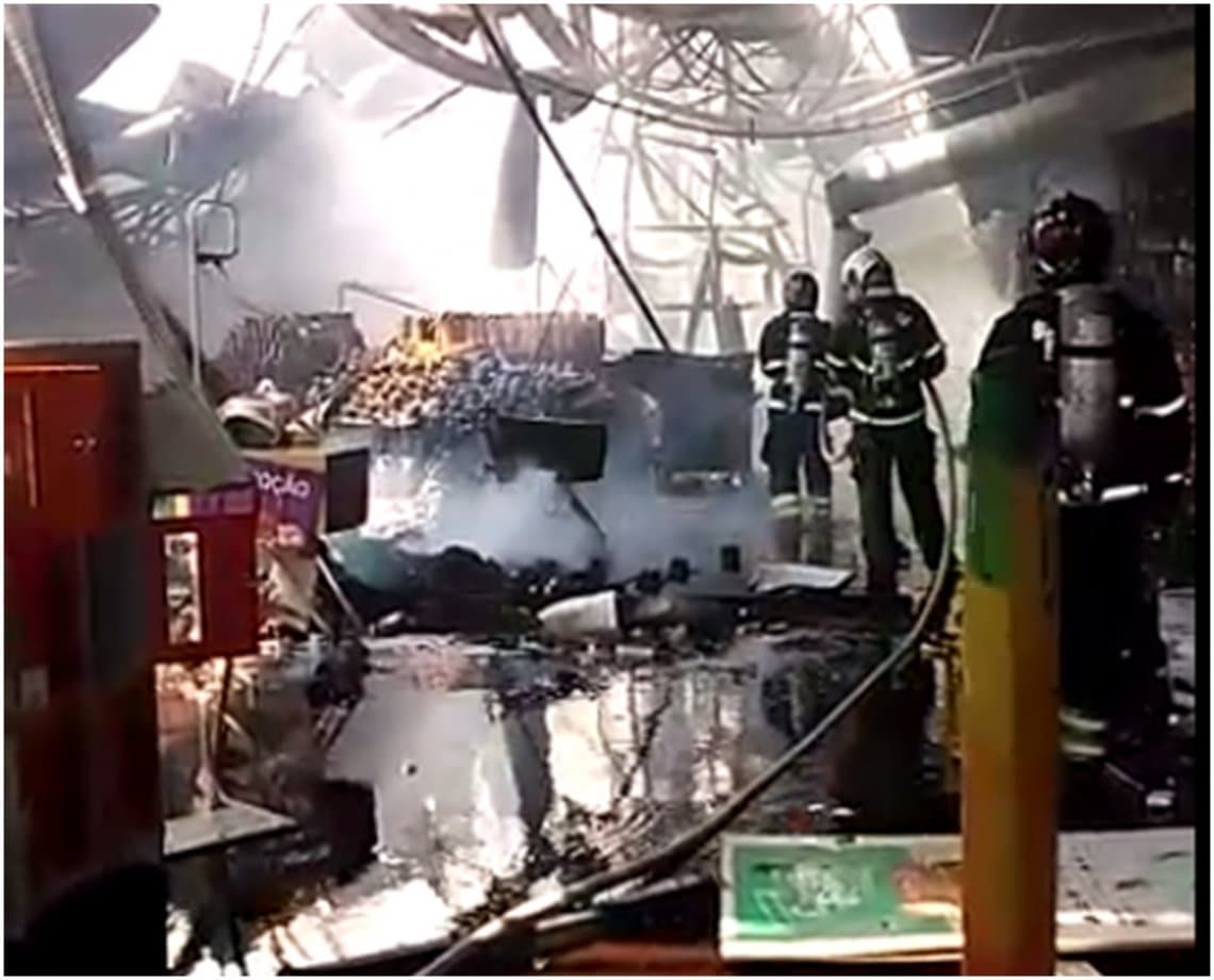 3º dia: Bombeiros seguem no combate às chamas em supermercado atacadista no sudoeste da Bahia; assista 