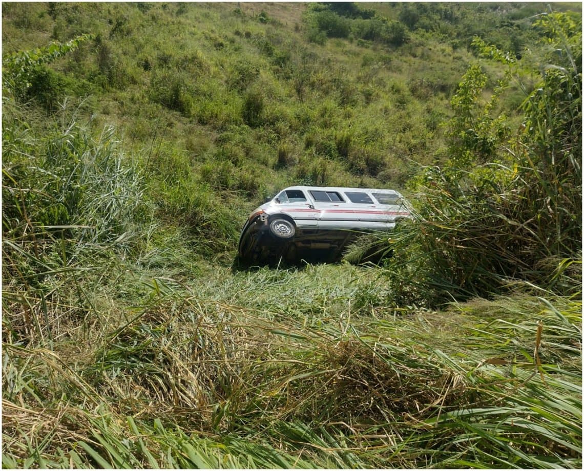 Motorista perde controle da direção, van cai em ribanceira e 11 pessoas ficam feridas na BA-084; suspeita é de ataque de abelhas 