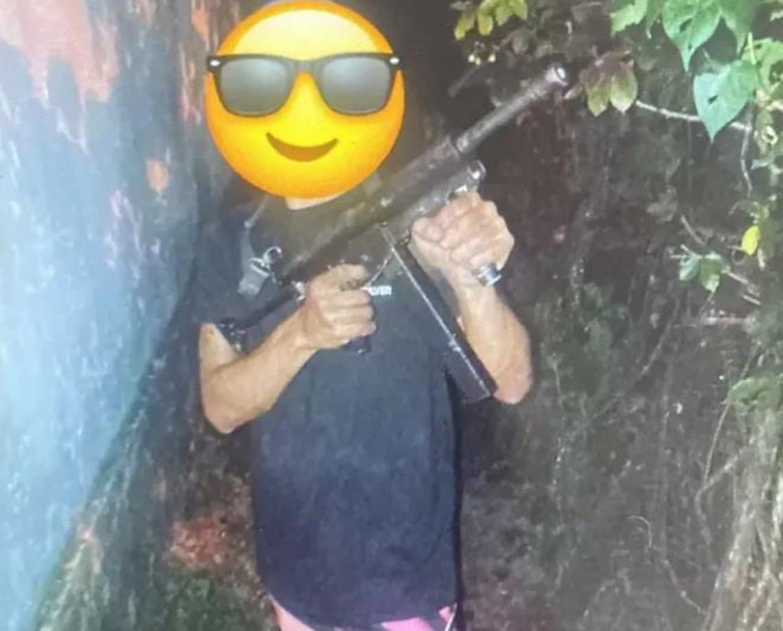 Homem que tinha submetralhadora "ostenta" arma na rede social e é preso na Bahia  