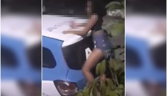 Imagem de Sambando na cara: mulher rebola em viatura da Polícia Civil na porta de delegacia em Salvador e exalta BDM; assista