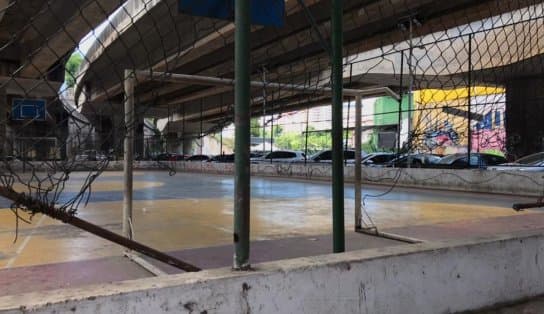 Imagem de Sem nome e sem manutenção: praça na Baixa de Quintas tem brinquedos quebrados e estrutura abandonada