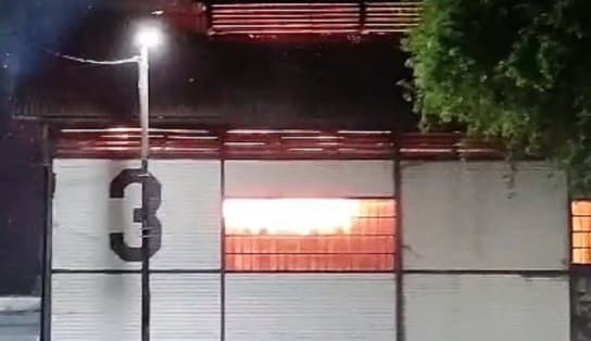 Imagem de Galpão 3 da Codeba é atingido por incêndio de grandes proporções e trânsito é desviado no Comércio; assista