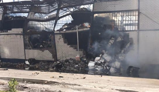 Imagem de Corpo de Bombeiros controla incêndio que atingiu galpão 3 da Codeba, no Comércio; assista