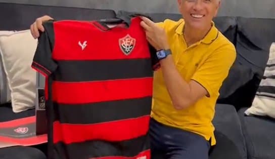 Imagem de Vitória presenteia Bebeto com nono uniforme do time; “camisa linda”, diz tetracampeão mundial