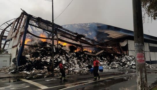 Imagem de São Pedro colabora, mas apesar da chuva, fogo no galpão da Codeba permanece; Bombeiros atuam há mais de 30 horas