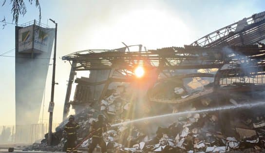 Imagem de Mais de 48 horas: bombeiros seguem com trabalho de rescaldo no galpão da Codeba, no Comércio; vídeo