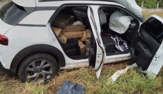 Imagem de Quase 250 Kg de maconha são encontrados em carro envolvido em acidente na BR-407; motociclista ficou ferido