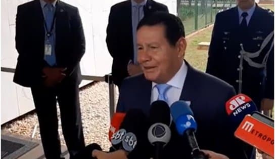 Imagem de Mourão ri da possibilidade de investigar militares por tortura na ditadura; "vai trazer os caras do túmulo de volta?"