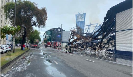 Imagem de Bombeiros e brigadistas seguem no combate a incêndio em galpão da Codeba, em Salvador