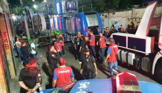 Imagem de Criança é esmagada entre carro alegórico e poste no Rio de Janeiro; menina perdeu a perna e estado é grave