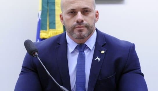 Imagem de Bolsonaro concede perdão de pena ao deputado Daniel Silveira, condenado pelo STF a mais de 8 anos de prisão