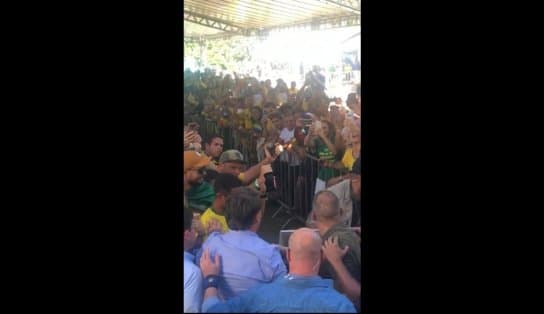 Imagem de Bolsonaro chega a Porto Seguro e se depara com protesto dos índios; veja vídeo