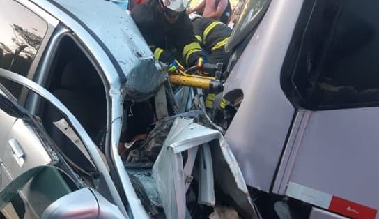 Imagem de VÍDEO: Câmera instalada em ônibus de viagem registra momento em que veículo bate em carro de passeio que vinha na contramão; confira